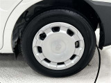 タイヤサイズは185/65R15!残り溝は5ミリ程度です!ホイールキャップに傷があります。