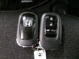 スマートキー付。キーを取り出さなくてもドアロックの施錠・開錠、エンジンの始動が出来ます。雨の日や荷物の多い日にとても便利ですね。