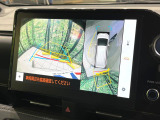 【パノラミックビューモニター】専用のカメラにより、上から見下ろしたような視点で360度クルマの周囲を確認することができます☆死角部分も確認しやすく、狭い場所での切り返しや駐車もスムーズに行えます。