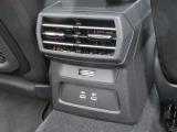 後部座席にもエアコンの送風口とUSB端子を装備しております