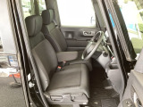 フロント広々、ベンチシートの運転席は、ハイトアジャスターが付いているので、快適にドライブができます。ハンドルはチルトステアリングで、ハンドル位置を上下に調節できます。