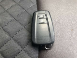 スマートキー付きです!カバンやポケットに入れて持っているだけで、ボタン一つでドアロックを開閉できます。スマートキーを持って、ブレーキを踏んでスィッチを回すだけでエンジンが始動します!!