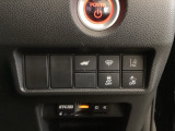 Hondaセンシング用の、VSA(ABS+TCS+横滑り抑制)解除と路外逸脱抑制機能のオンオフスイッチなどはハンドルの右側に装備しています。