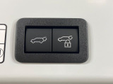 【パワーバックドア】スマートキーや運転席のボタンを押すだけでリアゲートが自動で開閉します!荷物を持っている時や、高い位置にあるバックドアを閉める際に便利な機能です♪
