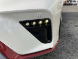 【デイライト】フロントバンパーにビルトインのデイライトは昼間でも対向車からの視認性を向上させ見た目のファッション性も上がります。