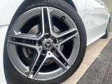 ●純正18インチアルミホイール:輸入車ならではの卓越した走りを支えるホイールと足回りです!日本車の走りに慣れている方にもぜひ体感して頂きたいほど、高いレベルでまとまっています!