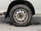 スチールホイール装着車です。