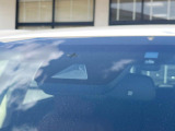 【プリクラッシュセーフティ】前方の車両等を検知し、衝突しそうな時は警報で注意を促し、ブレーキを踏む力をサポート。ブレーキを踏めなかった場合は衝突被害軽減ブレーキが作動、衝突回避をサポートします。