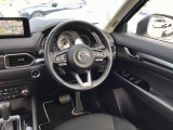 ドライバーが心に余裕をもって運転に集中できること、助手席や後席からもすっきりと前を見通せる空間の起点となり、全員が安心してドライブを楽しめることをモットーにシンプルなレイアウトとなっています。