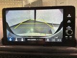 リバースギアに入れるだけで後方の表示へ切り替わります。夜間や雨の日の駐車も楽になりますよ。