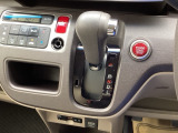 自然に手が届き、操作性の良いインパネシフトに、パーキングブレーキは、フットブレーキタイプなので、運転席と助手席の間はすっきりしています。