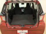リヤシートの背もたれを倒すと、トランクスペースが開放的に広がり荷物もたっぷり収納可能です。