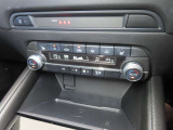 オートエアコン、シートヒーター、ステアリングヒーターが装備されており、車内は一年中快適に過ごせますね。