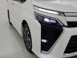 明るいライトが夜道を明るく照らしてくれます。 運転する上で、道路状況をいかに早く認識できるか重要なポイントです。 白色光が暗い道も明るく照らしてくれますよ。