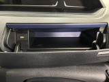 運転席側のインパネアッパーボックスは嬉しい収納!ここにもUSBソケットがついています!