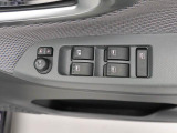 電動ドアミラーとパワーウィンドウのスイッチ。コンパクトにまとまって配置されていて使いやすいですよ。