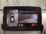 狭い場所での駐車やすれ違いなどでより的確な運転操作に役立つ360&deg;ビューモニターが装備されています。