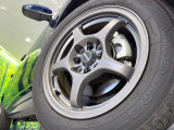 【15インチアルミホイール】外観にマッチしたアルミホイールを装着しております。各種アルミホイールや、スタッドレスタイヤも取扱いしております。是非ご相談ください♪