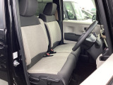 フロントシートはベンチシートです。ベンチシ―トは運転席と助手席の移動もスムーズ!狭い駐車場での乗り降りに便利です。シートの間にコンソールボックスやドリンクホルダーがないため、車内空間も広く感じます