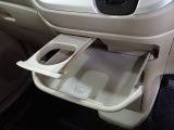 シフトレバーの下には便利な引き出し式のカップホルダーとトレイがあります。
