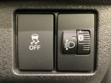ハンドルの右側にはヘッドライトレベライザーとVSA(ABS+TCS+横滑り抑制)の解除スイッチがついています。ヘッドライトレベライザーは道路状況や積荷の加重に応じてライトの高さを調節できます。