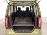 リアシートの背もたれを倒してさらに広々としたトランクスペースになります。段差も少なく荷物の出し入れもしやすくなっています。