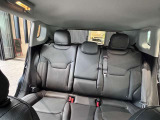 後部座席は足元が広くなっておりますので、ドライブも快適にできます!