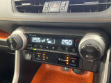 【シートベンチレーション】夏場は涼しい風でお尻や背中の熱やムレを防ぎ、冬はエアコンよりも早く温まります。レザーシートにうれしい装備で、季節を問わず快適に過ごせます。