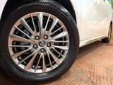 【純正アルミホイール】外観にマッチした純正アルミホイールを装着しております。各種社外アルミホイールや、スタッドレスタイヤも取扱いしております。是非ご相談ください♪