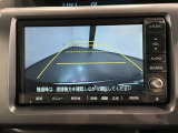 リバースギアに入れるだけで後方の表示へ切り替わります。夜間や雨の日の駐車も楽になりますよ。
