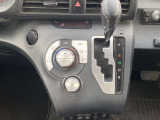 オートエアコン付きで快適に運転が楽しめます。