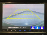 【バックカメラ】運転が苦手な方も車庫入れラクラクです!ギアをリバースに入れれば自動的に切り換わりますので、面倒な操作は不要です♪狭い駐車場もお車を傷つけず安心ですね!