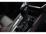 シフトブーツを装着、シフトパネルはピアノブラック調になっており、高級感を演出。