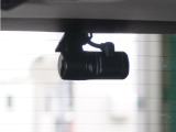 この車にはリアにもドライブレコーダーを装備しております◆映像・音声などを記録する自動車用の装置です。 もしもの事故の際の記録はもちろん、旅行の際の思い出としてドライブの映像を楽しむことができます。