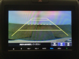 【バックカメラ】運転が苦手な方も車庫入れラクラクです!ギアをリバースに入れれば自動的に切り換わりますので、面倒な操作は不要です♪狭い駐車場もお車を傷つけず安心ですね!
