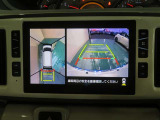 パノラミックビューモニター搭載。カメラで車両周囲の状況を映し出すため、狭い場所での駐車などに役立ちます。