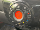 【オートエアコン】一度お好みの温度に設定すれば、車内の温度を検知し風量や温度を自動で調整。暑い&hellip;寒い&hellip;と何度もスイッチ操作をする必要はありません。快適な車内空間には必須の機能ですね♪