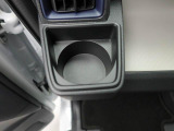 カップホルダーは運転席や助手席からちょうど手の届く位置です!!