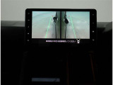 レフト&ライトビュー/車両に取り付けたフロント、サイド、バックカメラの映像を合成しての映像を画面上に表示させることで、低速時の運転を補助する装置です。車両本体の取扱書もお読みく