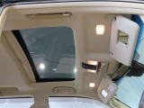 ムーンルーフ付きです。サンバイザーには、バニティーミラー付いてます。照明も付いていて便利です。