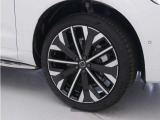 ダイヤモンドカット/グロッシーブラック5-Vスポーク8.5J&times;21インチAW。ボルボの象徴であるアイアンマーク入りのセンターキャップはブライトとダークどちらのエクステリアテーマにも美しく調和します。