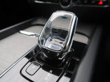 オレフォス社製クリスタル・シフトノブ】高い存在感を放つクリスタルのシフトノブはボルボPHEV車のみに装備される特別なアイテム。スウェーデン南部のクリスタルガラスメーカー、オレフォス社による製造。