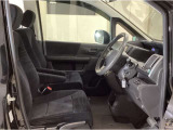 すわり心地の良い運転席・助手席です。長時間のドライブの疲れ軽減に貢献します。どうぞ快適なドライブを。