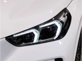 BMWの伝統の丸目4灯ヘッドライトでございます。LEDライトで視認性もよく明るく安全性の向上につながります。