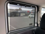 左右のスライドドアには、ロールアップスクリーン内蔵!日差しからパッセンジャーを守ります!プライバシーの保護にも役立ちますよ!