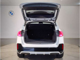 BMWではスペアタイヤが非搭載となるため、スペースは拡大されており、収納スペースとして利用可能。トランクの下にも収納スペースがあり、意外と役に立つスペースでございます。