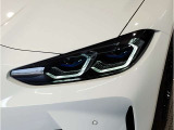 【レーザーライト】ブルーのデザインとBMW Laserのロゴにより視覚的にも個性を主張するレーザーライト。ハイビームモードを設定すると最長600mまでの距離を照射。夜間におけるドライビングの快適性を向上させますS