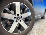 ●純正18インチアルミホイール:輸入車ならではの卓越した走りを支えるホイールと足回りです!日本車の走りに慣れている方にもぜひ体感して頂きたいほど、高いレベルでまとまっています!