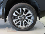 純正のアルミホイール装着車です。タイヤサイズは265/55R19です。