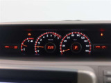とっても見やすいメーターです。夜間時はラグジュアリーな気分にさせてくれる照明が魅力ですので、夜のドライブも楽しみになりますよ♪
